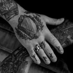Anello a fascia larga CH Plus