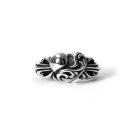Anello a forma di croce con cuore floreale