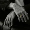 Anello con banda CH Plus in oro 22 carati Anello con banda CH Plus in oro 22 carati