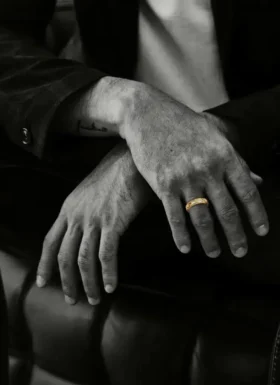 Anello con banda CH Plus in oro 22 carati