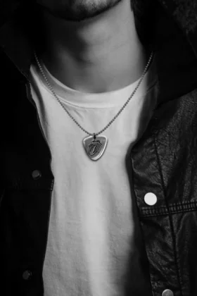 Ciondolo a forma di Guitar Pick dei Rolling Stones
