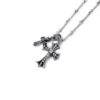 Collana con ciondolo a forma di croce piccola e charm Babyfat con diamanti