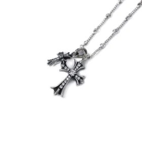 Collana con ciondolo a forma di croce piccola e charm Babyfat con diamanti