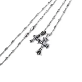 Collana con ciondolo a forma di croce piccola e charm Babyfat con diamanti
