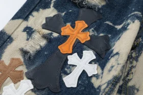 Jeans Chrome Hearts Tie Dye multicolore con croce Jeans Chrome Hearts Tie Dye multicolore con croce