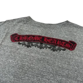Maglietta Chrome Hearts con scollo a V e stampa sul retro, grigia/rossa