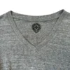 Maglietta Chrome Hearts con scollo a V e stampa sul retro, grigia/rossa Maglietta Chrome Hearts con scollo a V e stampa sul retro, grigia/rossa